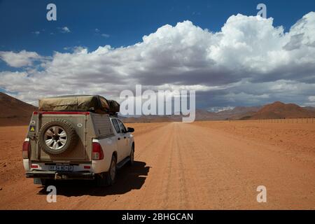 4x4 Camper und nähernde Sturm auf landschaftlich 707 Straße, Namib Wüste, Süd-Namibia, Afrika Stockfoto