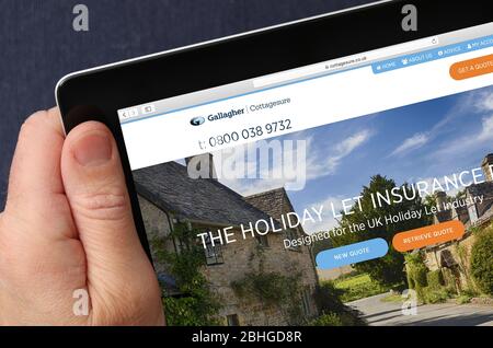 Cottagedure-Website auf einem iPad angesehen. Cottagesure bietet Versicherung für Besitzer von Ferienvermieter Immobilien und wird durch die RSA Versicherung gr Stockfoto