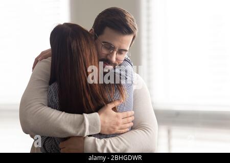 Schöner Mann umarmt Frau beruhigt in schwierigen Moment. Stockfoto
