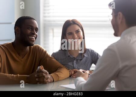 Junge erfolgreiche Paar, diverse Mann und Frau zuhören Manager. Stockfoto