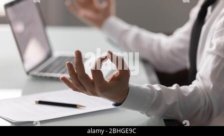 Schließen Sie die Hände des Geschäftsmannes in Meditationslotushaltung. Stockfoto