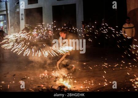 Ein palästinensischer Jugendlicher schwingt ein selbstgemachtes Feuerwerk, während er die erste Nacht des Heiligen Monats Ramadan im Lager Jabalia im nördlichen Gazastreifen feiert, von abgesagten iftar (Fast Breaking) Festen bis zu unterbrochenen Moschee-Gebeten, Muslime im gesamten Nahen Osten sind auf einen düsteren Monat des Fastens Ramadan vorbereitet, da die Bedrohung durch die COVID-19 Pandemie andauert. Der heilige Monat des Fastenmonats der Muslime Ramadan ist eine Zeit der Selbstreflexion und der Sozialisierung. Gläubige fasten von Sonnenaufgang bis Sonnenuntergang und versammeln sich dann um eine Familie oder Gemeinschaft für ein Essen jeden Abend des heiligsten Monats des Islam. Stockfoto