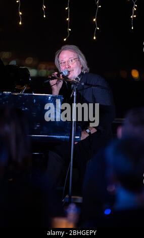 Hongkong, China: 10. Dezember 2019. Benny Andersson von ABBA (im Bild) spielt am Klavier, begleitet von dem schwedischen Musiktheatersänger Niklas Asknergård Stockfoto