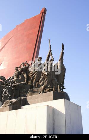 PJÖNGJANG, NORDKOREA (DVRK) - 14. SEPTEMBER 2017: Großes Denkmal Mansudae. Statuen revolutionärer Menschen (Männer, Frauen, Kinder, Soldaten, Arbeiter) Stockfoto