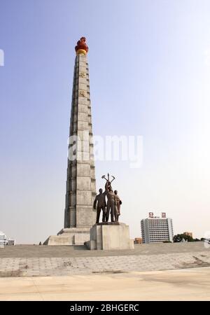 PYONGYANG, Nordkorea (DVRK) - September 24, 2017: Turm der Juche-ideologie und Statuen von Menschen (Arbeiter, Bauern und Wissenschaftler) mit koreanischen nationalen Stockfoto