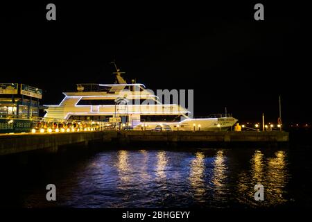 Hakodate, Japan-29Nov2019: Mini-Kreuzfahrt mit dem Vergnügungsboot "Blue Moon", das um die Bucht von Hakodate fährt. Es gibt eine Tageskreuzfahrt (30 mi Stockfoto