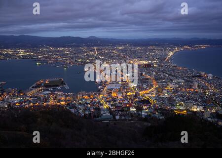 Hakodate, Japan - 30Nov2019: Millionen Dollar Blick vom Mount Hakodate aus nehmen Sie die Seilbahn vom Fuße zum Gipfel. Der Kontrast des Funkelns Stockfoto