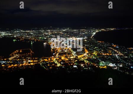 Hakodate, Japan - 30Nov2019: Millionen Dollar Blick vom Mount Hakodate aus nehmen Sie die Seilbahn vom Fuße zum Gipfel. Der Kontrast des Funkelns Stockfoto