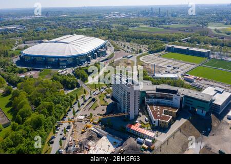 Gelsenkirchen, Deutschland. 22. Apr 2020. firo: 22.04.2020, Fußball, 1.Bundesliga, Saison 2019/2020, FC Schalke 04, Bauprojekt Berger Feld, modernes Trainingsgelände, Luftaufnahme, von oben, Drohne, Drohnenfoto, VELTINS ARENA AUF SCHALKE, MARRIOTT Hotel, Medicos Quelle: dpa/Alamy Live News Stockfoto