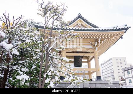 Jodoshu Shinzenko Tempel in der Suzukino Stadt, Hokkaido. Der Tempel wurde 1884 erbaut, ein alter Tempel in der Stadt. Es ist ein allgegenwärtiges in der Stadt s Stockfoto