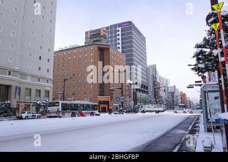 Suzukino ist Japans größtes Unterhaltungsviertel nördlich von Tokio, es ist voll mit Geschäften, Bars, Restaurants, Karaoke-Shops, Pachinko-Stuben und RE Stockfoto