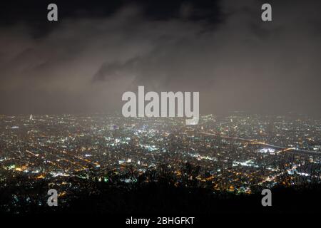 Mount Moiwa ist ein beliebter Aussichtspunkt, der spektakuläre Aussichten auf der Aussichtsplattform auf seinem Gipfel bietet. Wunderschöne Stadtbild-Show unter deinen Füßen, Stockfoto