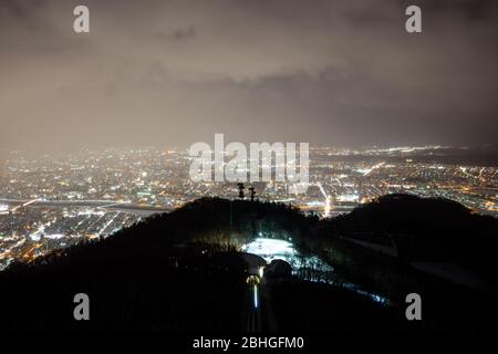 Mount Moiwa ist ein beliebter Aussichtspunkt, der spektakuläre Aussichten auf der Aussichtsplattform auf seinem Gipfel bietet. Wunderschöne Stadtbild-Show unter deinen Füßen, Stockfoto