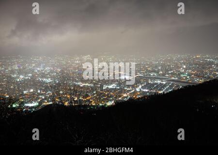 Mount Moiwa ist ein beliebter Aussichtspunkt, der spektakuläre Aussichten auf der Aussichtsplattform auf seinem Gipfel bietet. Wunderschöne Stadtbild-Show unter deinen Füßen, Stockfoto