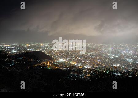 Mount Moiwa ist ein beliebter Aussichtspunkt, der spektakuläre Aussichten auf der Aussichtsplattform auf seinem Gipfel bietet. Wunderschöne Stadtbild-Show unter deinen Füßen, Stockfoto