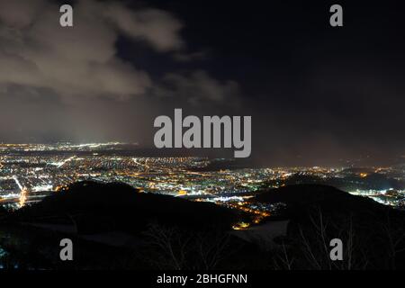 Mount Moiwa ist ein beliebter Aussichtspunkt, der spektakuläre Aussichten auf der Aussichtsplattform auf seinem Gipfel bietet. Wunderschöne Stadtbild-Show unter deinen Füßen, Stockfoto