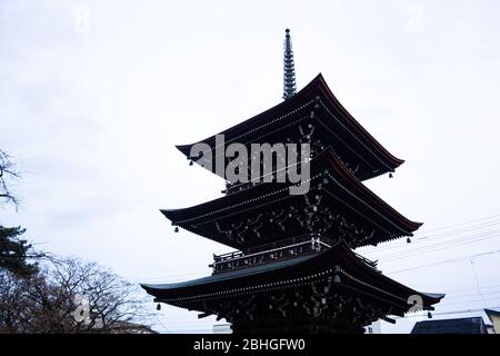 Hida Kokubunji Tempel wurde 746, mehr als 1200 Jahre, gebaut, wie der riesige Ginko-Baum dahinter. Das Gebäude ist das älteste Gebäude. Stockfoto