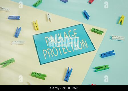 Textschild mit Paketschutz. Geschäftsfoto präsentiert Verpackung und Sicherung von Gegenständen, um Schäden zu vermeiden beschriftet Box farbige Wäscheklammer Papier leer Stockfoto