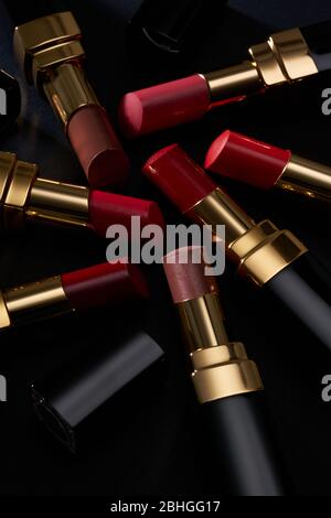 Lippenstift in verschiedenen modischen Farbtönen. Stockfoto