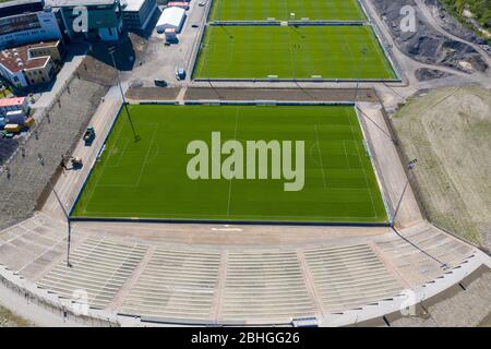 Gelsenkirchen, Deutschland. 22. Apr 2020. firo: 22.04.2020, Fußball, 1.Bundesliga, Saison 2019/2020, FC Schalke 04, Bauprojekt Berger Feld, modernes Trainingsgelände, Luftaufnahme, von oben, Drohne, Drohnenfoto, das Parkstadion weltweit Credit: dpa/Alamy Live News Stockfoto