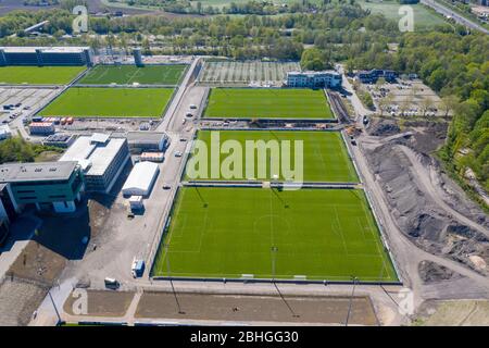 Gelsenkirchen, Deutschland. 22. Apr 2020. firo: 22.04.2020, Fußball, 1.Bundesliga, Saison 2019/2020, FC Schalke 04, Bauprojekt Berger Feld, modernes Trainingsgelände, Luftaufnahme, von oben, Drohne, Drohnenfoto, hinter dem Firmenbüro Quelle: dpa/Alamy Live News Stockfoto