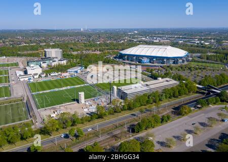 Gelsenkirchen, Deutschland. 22. Apr 2020. firo: 22.04.2020, Fußball, 1.Bundesliga, Saison 2019/2020, FC Schalke 04, Bauprojekt Berger Feld, modernes Trainingsgelände, Luftaufnahme, von oben, Drohne, Drohnenfoto, VELTINS ARENA AUF SCHALKE, unterhalb der Kurt Schumacher Straße Quelle: dpa/Alamy Live News Stockfoto