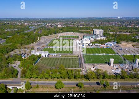 Gelsenkirchen, Deutschland. 22. Apr 2020. firo: 22.04.2020, Fußball, 1.Bundesliga, Saison 2019/2020, FC Schalke 04, Bauprojekt Berger Feld, modernes Trainingsgelände, Luftaufnahme, von oben, Drohne, Drohnenfoto, verließ das Büro, unterhalb Kurt Schumacher Straße Quelle: dpa/Alamy Live News Stockfoto