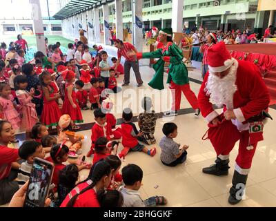 Foto vieler Kinder in Thai Schule das Tragen der roten Kleidung an Heiligabend an ihrer Schule Bangkok, Thailand Dezember 22, 2018 feiern Stockfoto