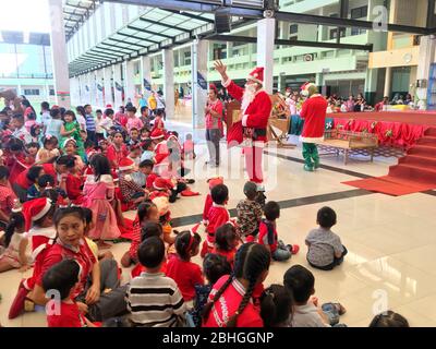 Foto vieler Kinder in Thai Schule das Tragen der roten Kleidung an Heiligabend an ihrer Schule Bangkok, Thailand Dezember 22, 2018 feiern Stockfoto
