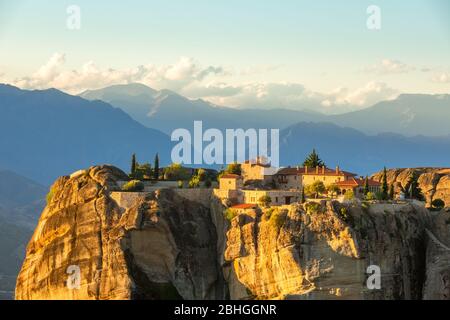 Griechenland. Sommer Sonnenuntergang in Meteora. Felskloster auf einem Hintergrund von Wolken über den Berggipfeln Stockfoto