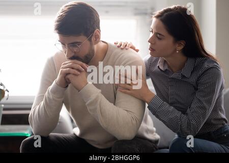 Attraktive Frau tröstenden Ehemann Umarmung und zeigen Unterstützung. Stockfoto