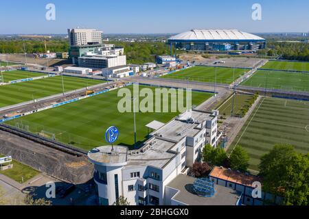 Gelsenkirchen, Deutschland. 22. Apr 2020. firo: 22.04.2020, Fußball, 1.Bundesliga, Saison 2019/2020, FC Schalke 04, Bauprojekt Berger Feld, modernes Trainingsgelände, Luftaufnahme, von oben, Drohne, Drohnenfoto, unterhalb der Filiale, oberhalb der VELTINS ARENA AUF SCHALKE.Nutzung weltweit Quelle: dpa/Alamy Live News Stockfoto