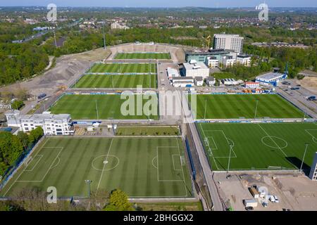 Gelsenkirchen, Deutschland. 22. Apr 2020. firo: 22.04.2020, Fußball, 1.Bundesliga, Saison 2019/2020, FC Schalke 04, Bauprojekt Berger Feld, modernes Trainingsgelände, Luftaufnahme, von oben, Drohne, Drohnenfoto, oben mit dem Parkstadion, unten links die Filiale, weltweit genutzt Quelle: dpa/Alamy Live News Stockfoto