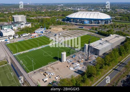 Gelsenkirchen, Deutschland. 22. Apr 2020. firo: 22.04.2020, Fußball, 1.Bundesliga, Saison 2019/2020, FC Schalke 04, Bauprojekt Berger Feld, modernes Trainingsgelände, Luftaufnahme, von oben, Drohne, Drohnenfoto, die VELTINS ARENA AUF SCHALKE, unten rechts das Parkhaus Quelle: dpa/Alamy Live News Stockfoto