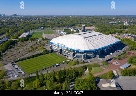 Gelsenkirchen, Deutschland. 22. Apr 2020. firo: 22.04.2020, Fußball, 1.Bundesliga, Saison 2019/2020, FC Schalke 04, Bauprojekt Berger Feld, modernes Trainingsgelände, Luftaufnahme, von oben, Drohne, Drohnenfoto, VELTINS ARENA AUF SCHALKE Quelle: dpa/Alamy Live News Stockfoto