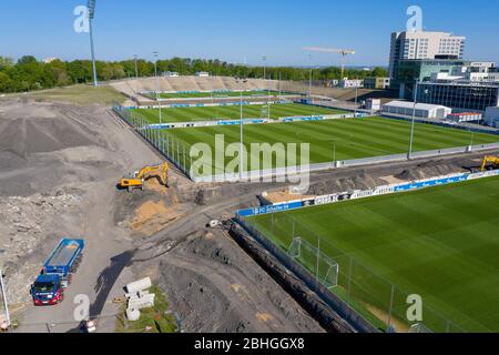 Gelsenkirchen, Deutschland. 22. Apr 2020. firo: 22.04.2020, Fußball, 1.Bundesliga, Saison 2019/2020, FC Schalke 04, Bauprojekt Berger Feld, modernes Trainingsgelände, Luftaufnahme, von oben, Drohne, Drohnenfoto, Bauarbeiten, hinter dem Parkstadion Quelle: dpa/Alamy Live News Stockfoto