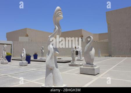 Statuen außerhalb des Königreichs Nationalmuseum, Manama, Bahrain Stockfoto