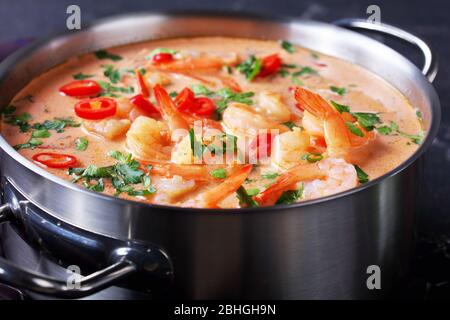 Nahaufnahme von Tom Yum Suppe, tom Kha Suppe in einem Topf, horizontale Ansicht von oben Stockfoto