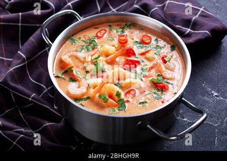 Nahaufnahme von Tom Yum Suppe, tom Kha Suppe in einem Topf auf einem Betontisch mit braunem Tuch, horizontale Ansicht von oben Stockfoto