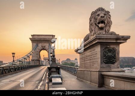 Kettenbrücke auf der Donau bei Sonnenaufgang in Budapest, Ungarn Stockfoto