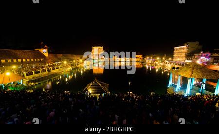 Lakshadeepam ist ein Festival von 100,000 Öllampen am Sree Padmanabha Swamy Tempel. Dieses Fest wird einmal in sechs Jahren gefeiert. Stockfoto