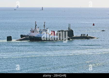 Nukleares U-Boot, das von zwei Schleppern in den Hafen eskortiert wird, Plymouth Sound, Devon, England, Großbritannien. Stockfoto