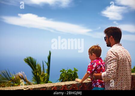 Vater und Sohn, Touristen genießen die faszinierende Aussicht auf die Atlantikküste von der Aussichtsplattform Stockfoto