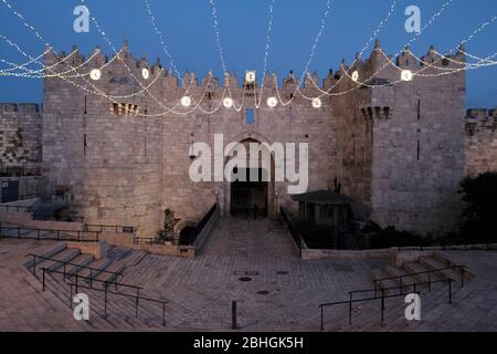 Jerusalem, Israel. April 2020. Nablus-Tor auch Damaskus-Tor genannt, das mit festlichen Lichtern für den muslimischen heiligen Monat Ramadan geschmückt ist, wird inmitten der COVID-19-Coronavirus-Pandemie leer gesehen. Alte Stadt Jerusalem, Israel. Stockfoto