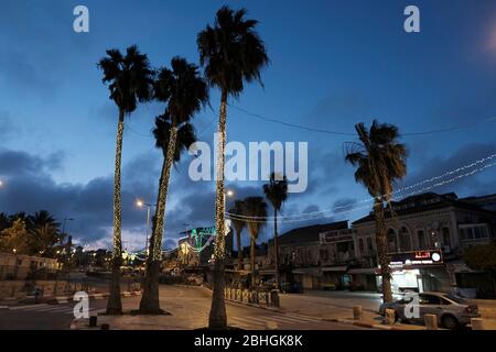 Jerusalem, Israel. April 2020. Eine leere Straße, die während des muslimischen Ramadan mit festlichen Lichtern geschmückt ist, wird inmitten der COVID-19-Pandemie leer gesehen. Ost-Jerusalem, Israel. Stockfoto