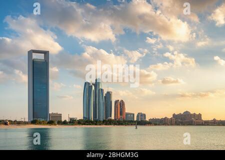 Stadtbild von Abu Dhabi mit modernen Wolkenkratzern bei Sonnenuntergang, VAE Stockfoto