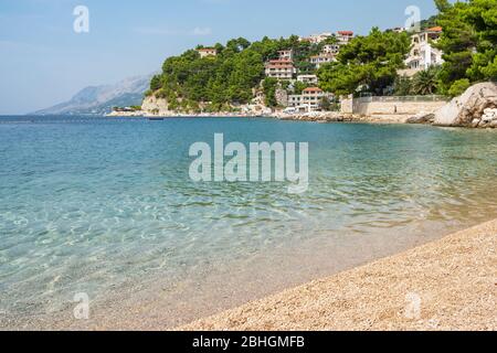 Schöner leerer Strand an der Adria in Makarska Riviera, Kroatien Stockfoto