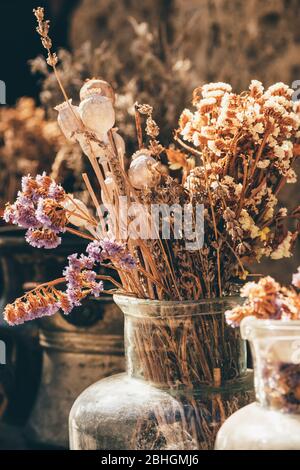 Nahaufnahme eines Bouquets von getrockneten Blumen in Vintage Glasvase Stockfoto