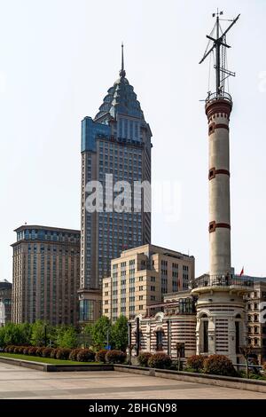 Der Bund, Shanghai, China - die Mastsäule des Gutzlaff Signal Tower aka Bund Weather Tower oder Bund Signal Tower und der ICBC, Bank of China. Stockfoto