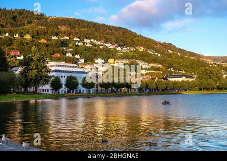 Bergen, Hordaland / Norwegen - 2019/09/03: Panoramablick auf das Stadtzentrum mit dem Park Lille Lungeren, dem Teich Lille Lungegardsvannet, dem Rathaus und dem Mo Stockfoto